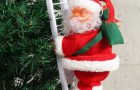 Leo Santa Claus trên cầu thang đến cây Giáng sinh